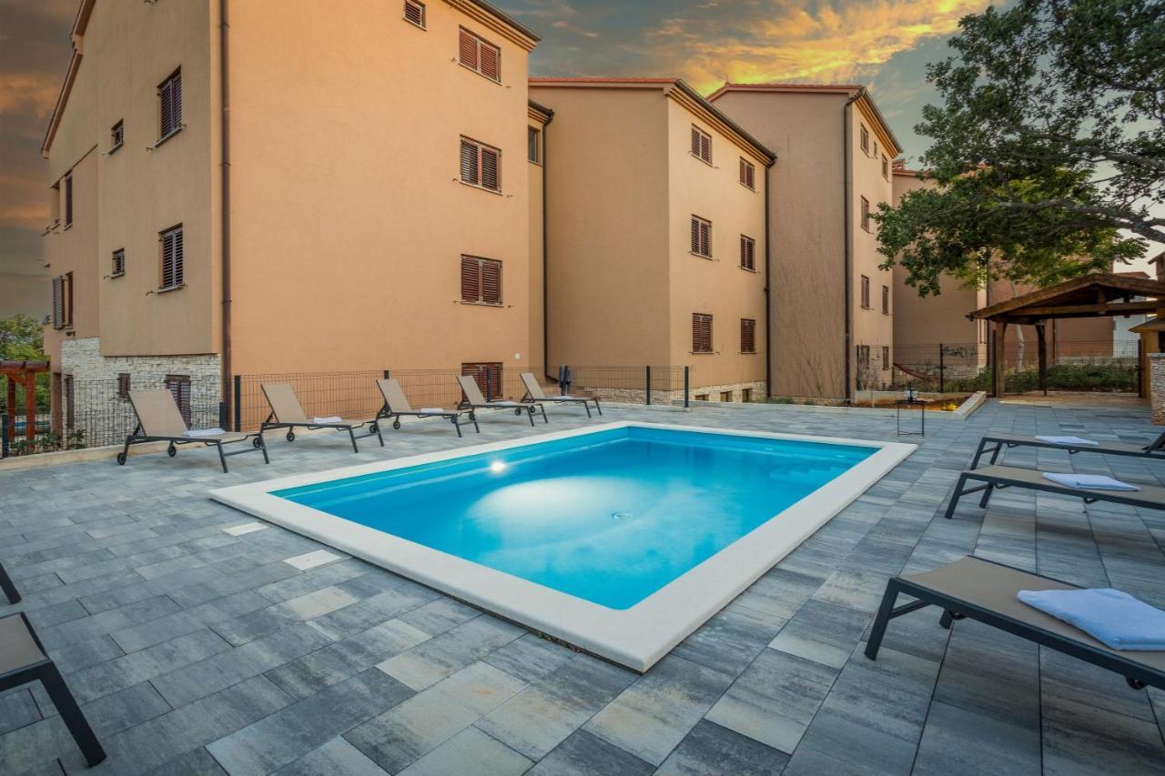 Apartments Cesare With Shared Pool Ližnjan Dış mekan fotoğraf